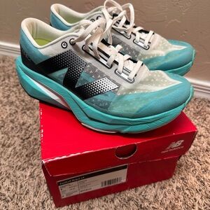 WOMEN'S NEW BALANCE FUELCELL REBEL V4 jade/black/white